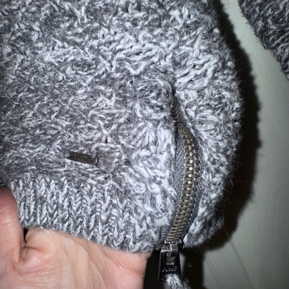 Abercrombie & Fitch Cozy Gray cropped Knit Sweater zipper sides. Size M GUC - Picture 4 of 11